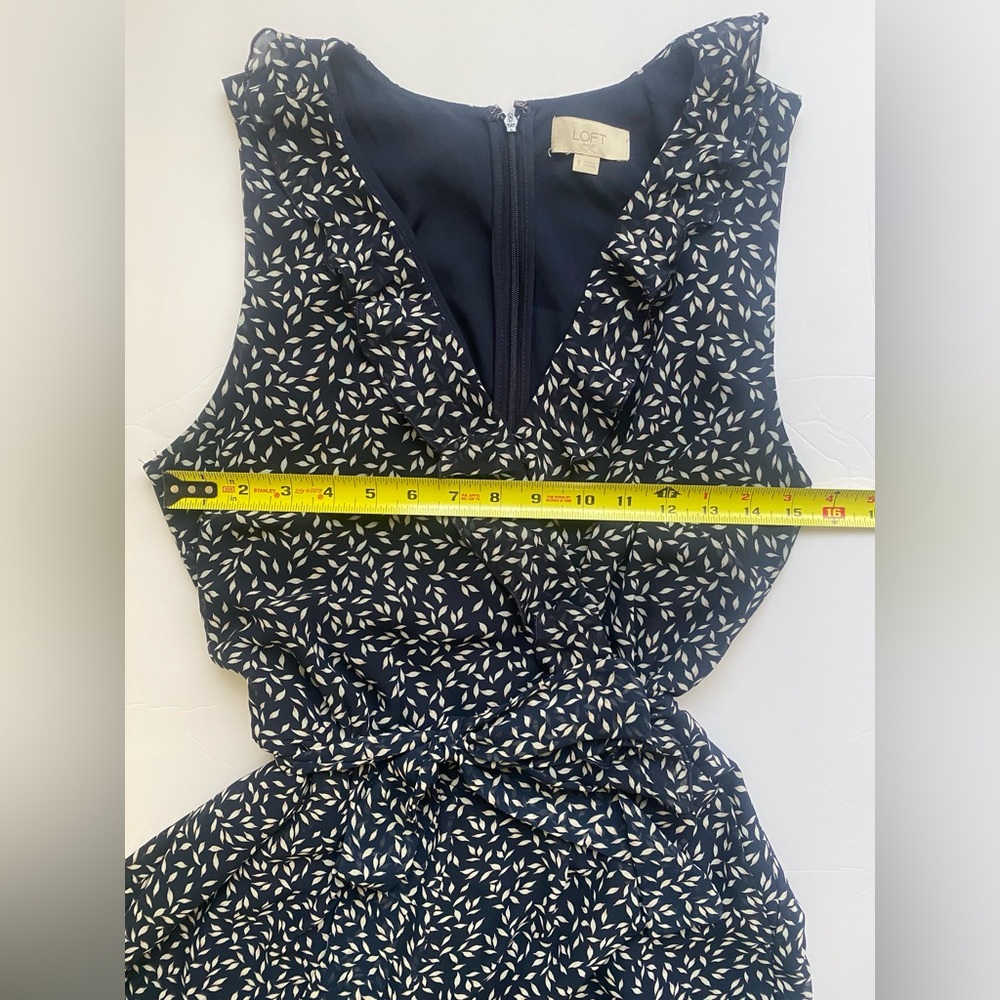 LOFT Outlet Floral Jumpsuit Size 8 Ruffle V-Neck Navy White Effortlessly chic✨ - Picture 11 of 16